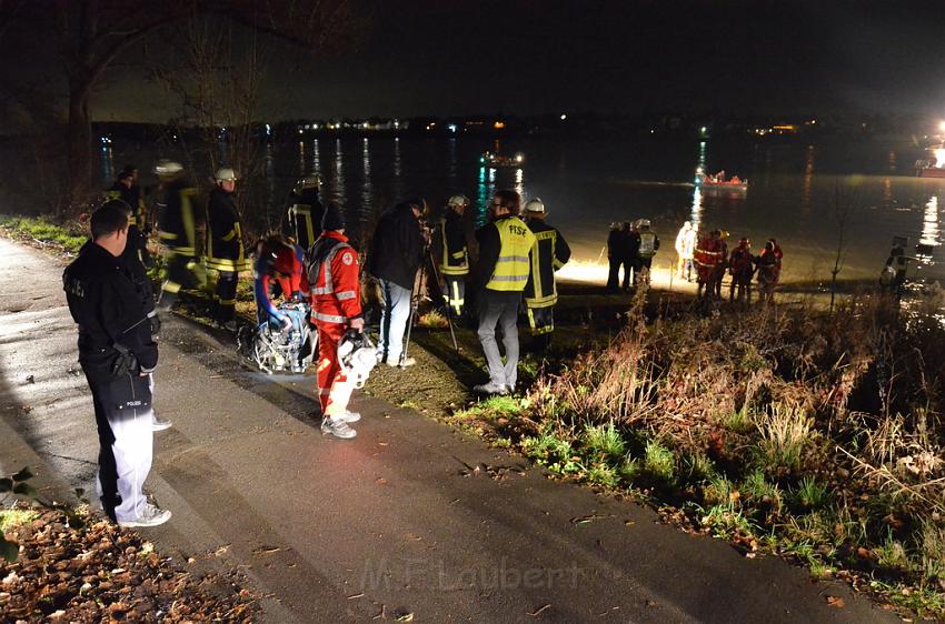 Einsatz BF Koeln PKW im Rhein Mondorf Hersel P104.JPG